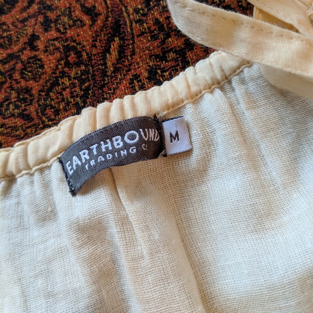 Earthbound bell sleeve cold shoulder top - Size M - Picture 4 of 5